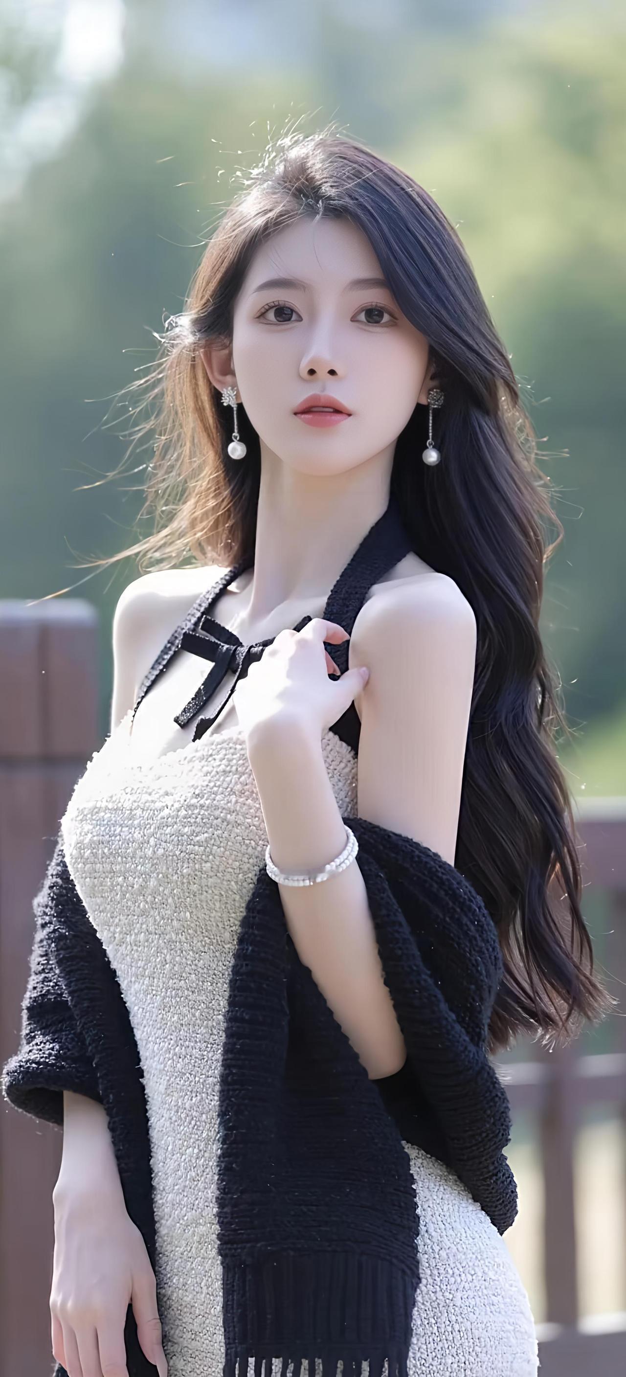 嫣然一笑压群芳，艳骨温柔韵自长。露染琼姿添淡雅，风拂兰气送幽香。眸藏星斗尘缘