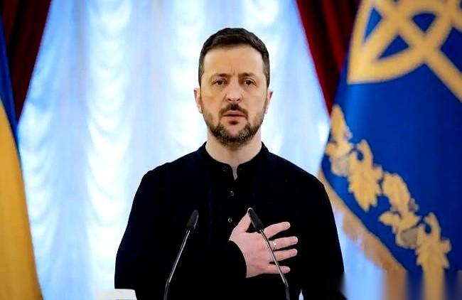 说真的，一开始谁看得起他？一个喜剧演员。全世界都等着看他笑话，等着他拖家带口