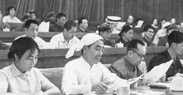 🌞1977年，吴桂贤主动辞去职务，回到西北国棉厂继续当工人，可就在回到陕西