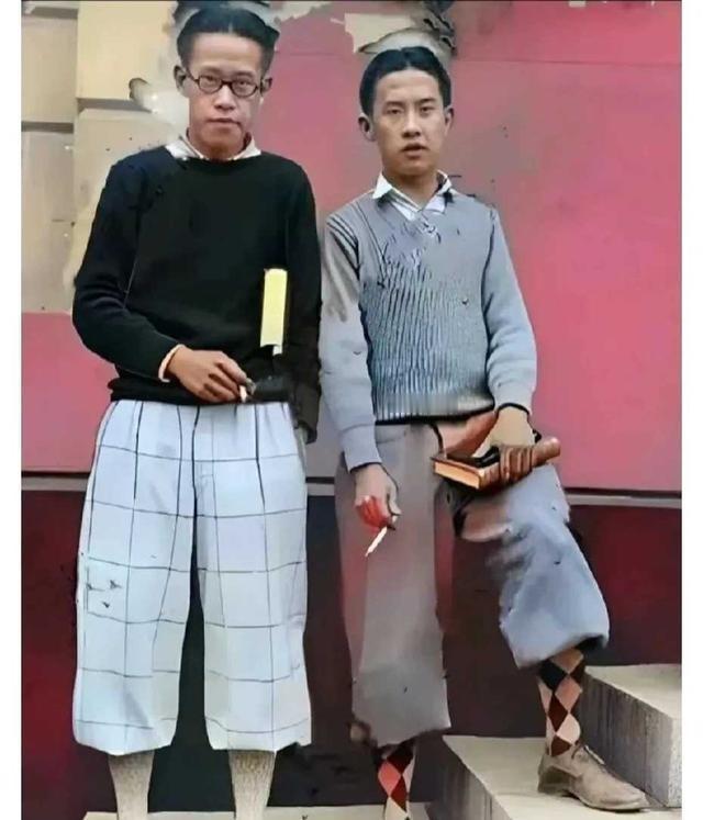 1926年哈佛校园的一张照片里，两个穿西装的中国年轻人站在图书馆前，手里夹着香烟