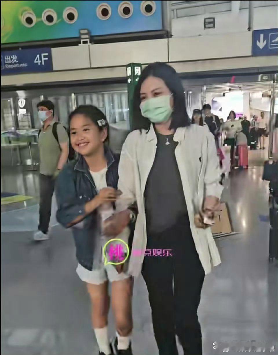 包贝尔10岁女儿身高包贝尔10岁女儿身高，一转眼饺子长成大闺女了，大眼睛双眼皮，
