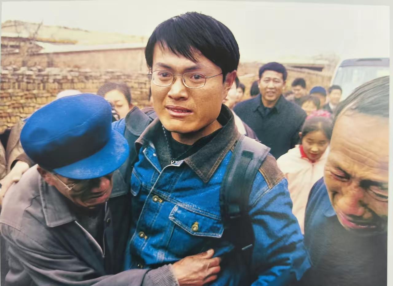 聊城老照片:2005年，支教的徐本禹回老家探亲，徐本禹1982年出生于山东聊城农