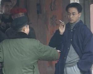 张丰毅在回忆拍《霸王别姬》时透露：“我们那个时候都躲着张国荣，觉得很丢人，因为他