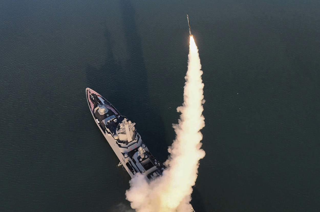 朝鲜崔贤号驱逐舰舰空导弹之一确认，果然是陆基“流星-1-2”（별찌-1-2）上舰