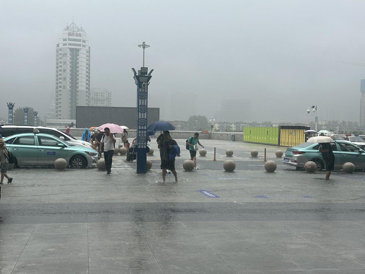 到秦皇岛，出了车站，就直接玩水！一场不大的雨，让秦皇岛火车站广场成了海，游客只