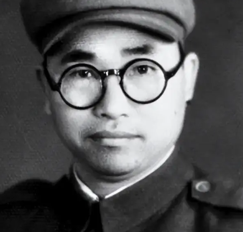 抗战中，聂帅正开会，外面一阵枪响，他以为有敌袭立即冲出去。定睛一看，自己的爱犬被