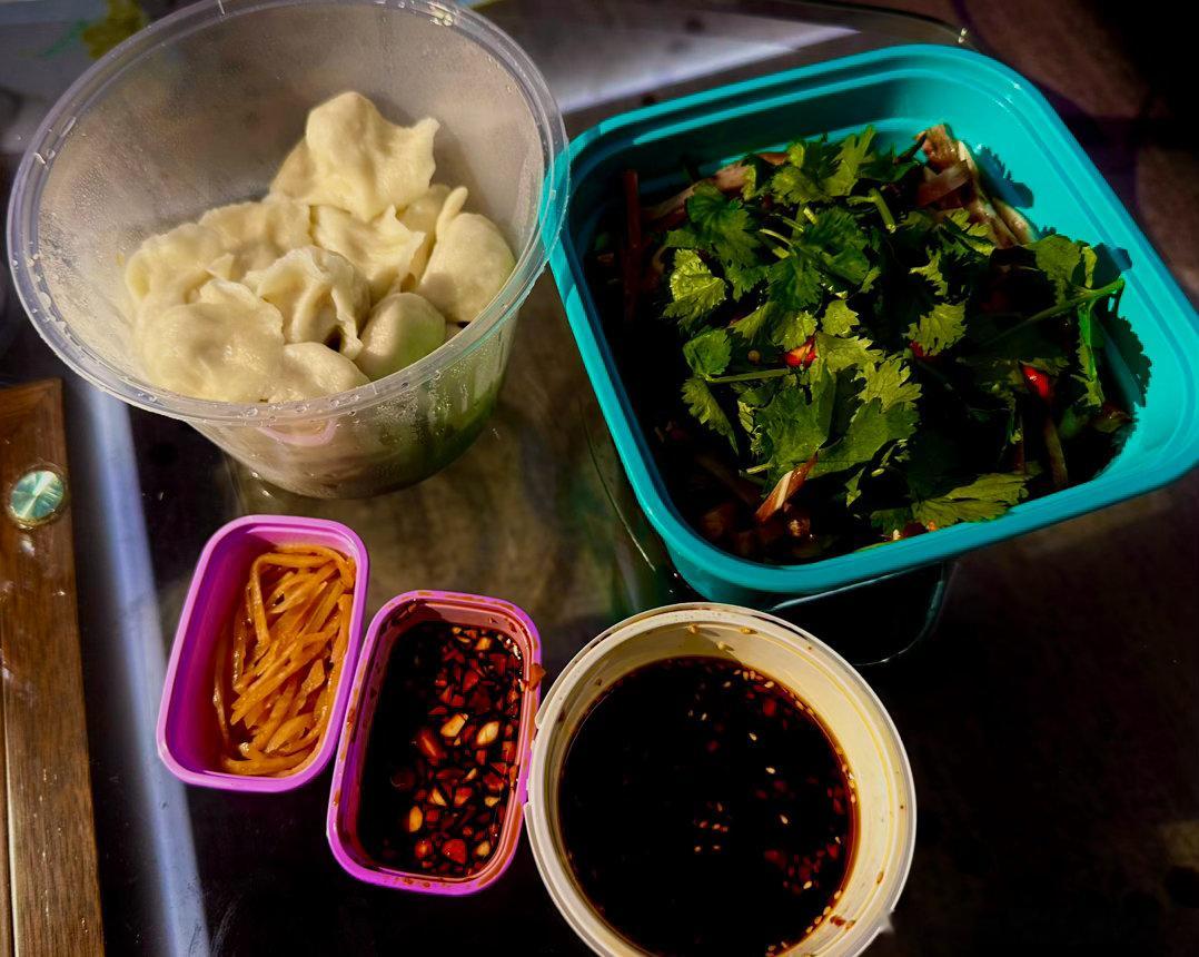 馋酸菜油脂拉水饺了，在酒店点了外卖。​​​