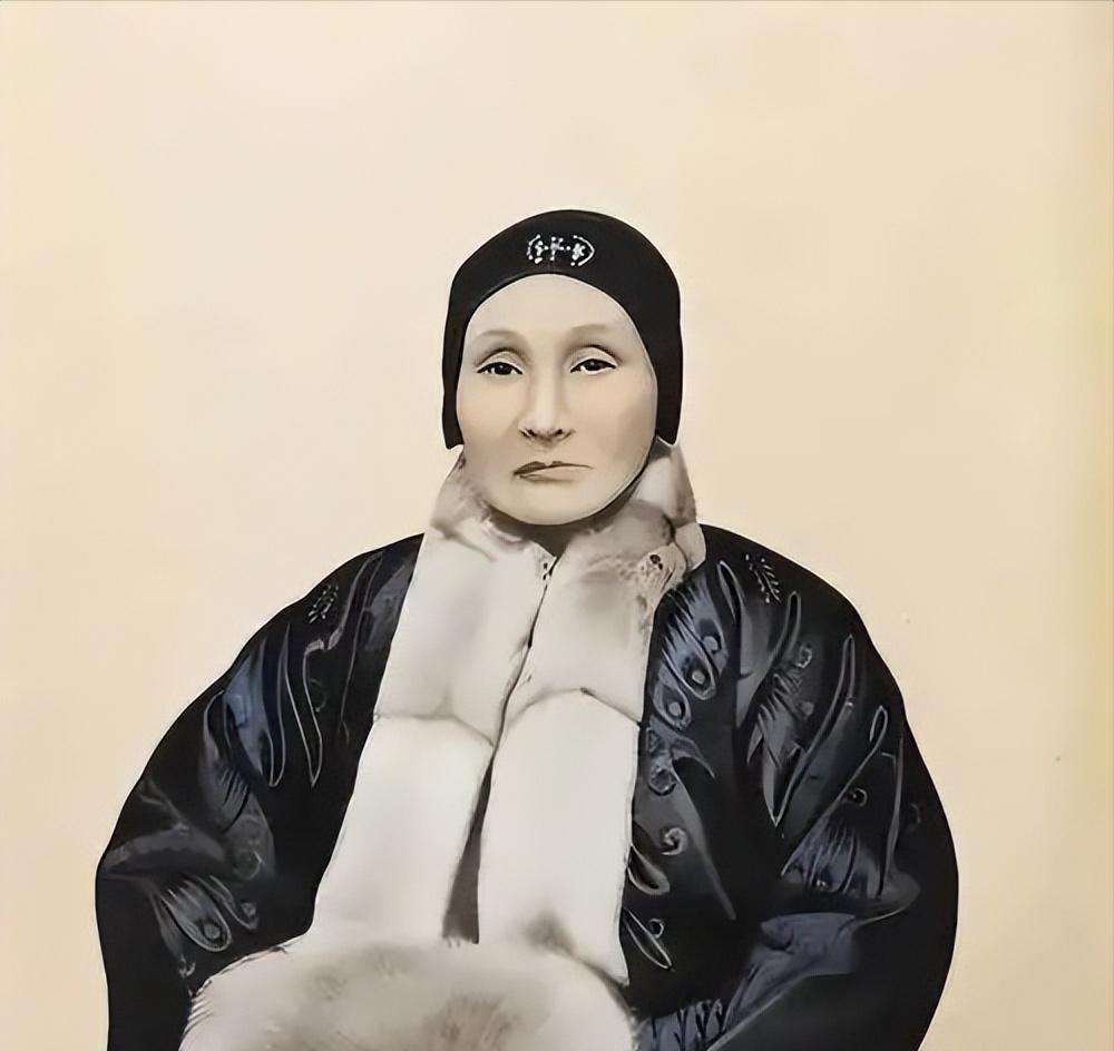 浙江一带发修行的信女还俗后，嫁给了比自己大21岁的溪口中产商户。婚后第二年，她