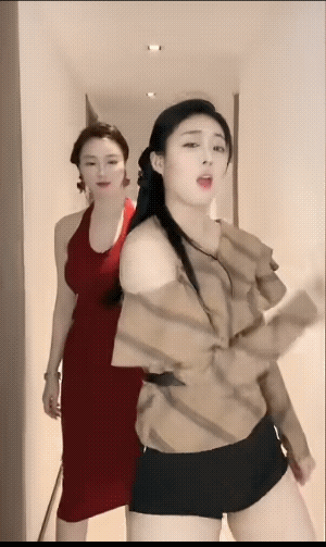 我感觉那眼神不是欣赏，是不屑。跳的那是啥，还不如老娘随便扭几下呢！一个青春活