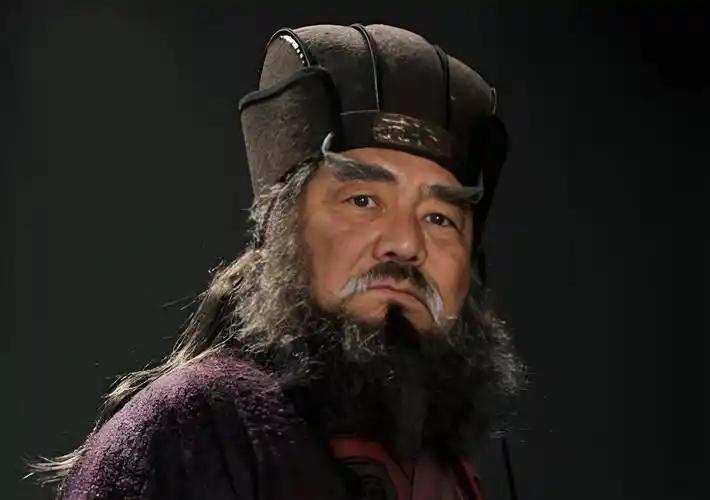 董卓死后，尸体肥得流油，被拿来点灯，全族老少皆伏诛。满朝欢庆，唯有蔡邕一人为