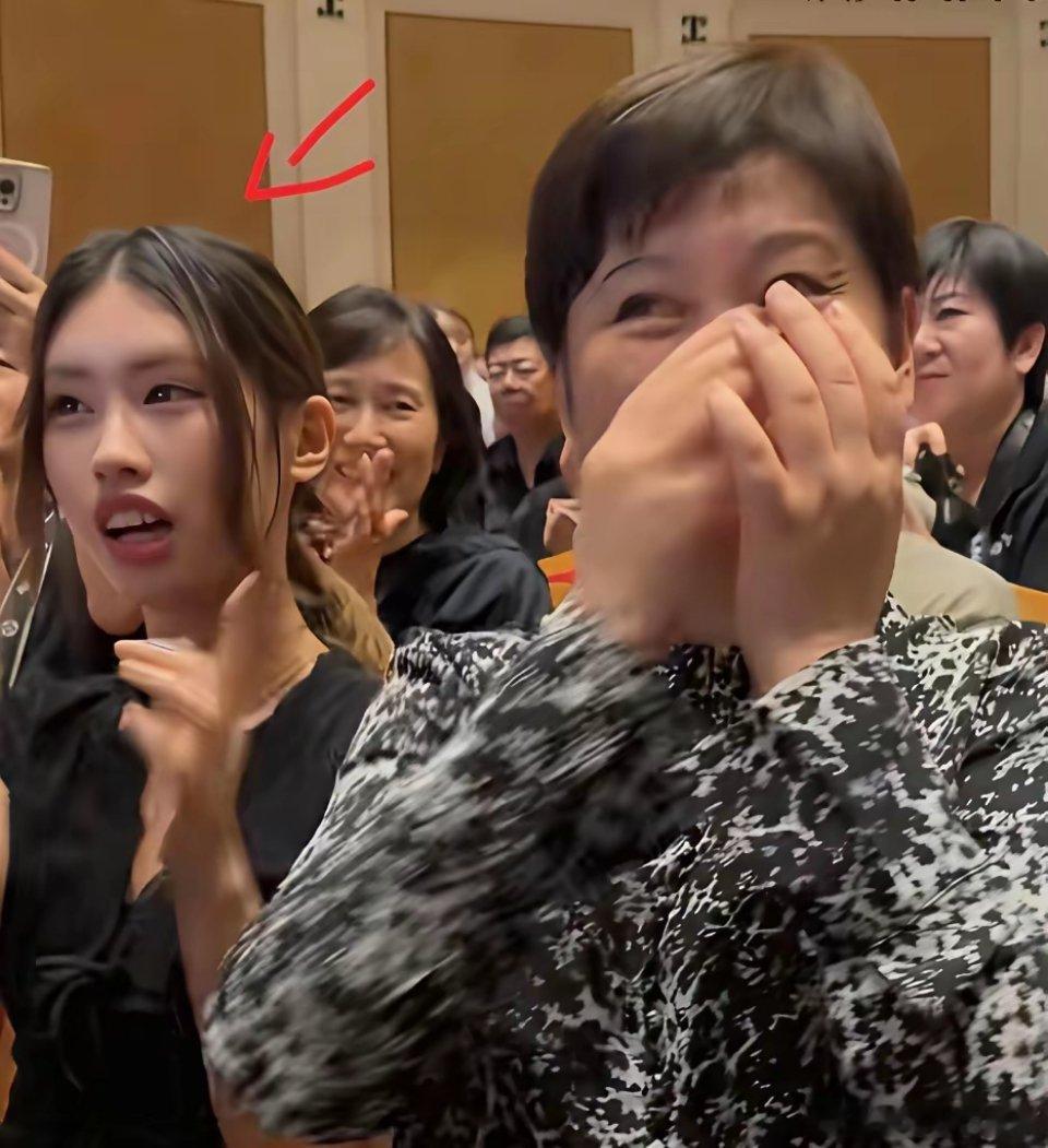 冯小刚、徐帆夫妇那么有钱，为什么不给唯一的养女整一下牙？在《抓特务》首映式上，冯