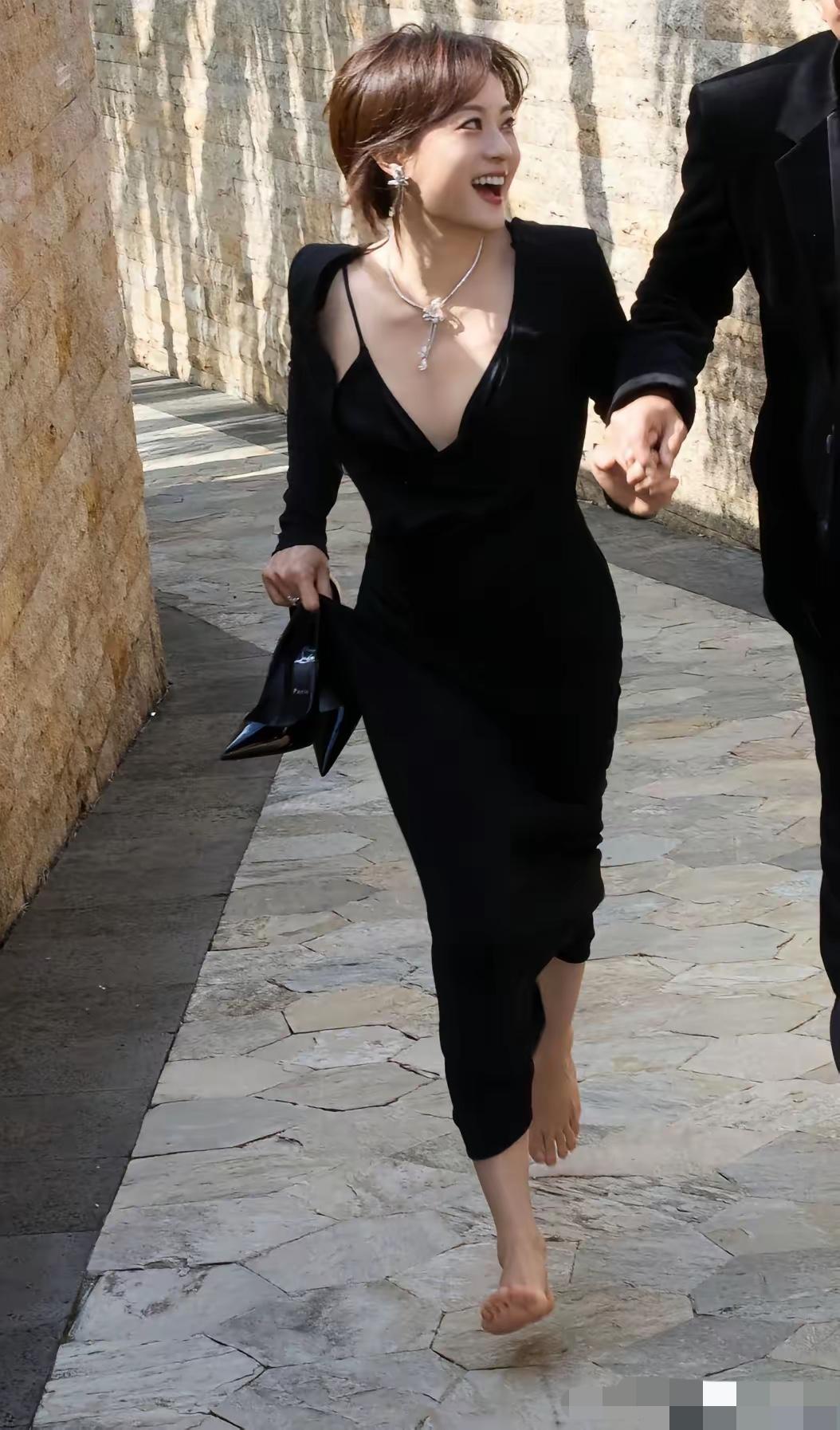 女神光着脚丫子狂奔！