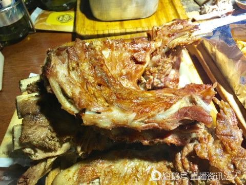 烤骨头也是有讲究的,将熏酱好的猪刺骨和排骨再次进行