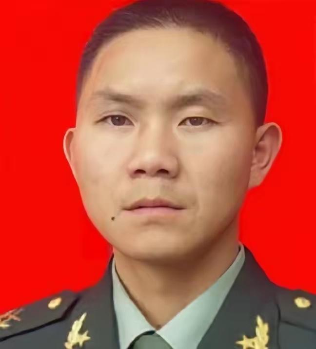 真解气！K148次列车上，76名劫匪碰上军人天团，结局太痛快！2001年春运