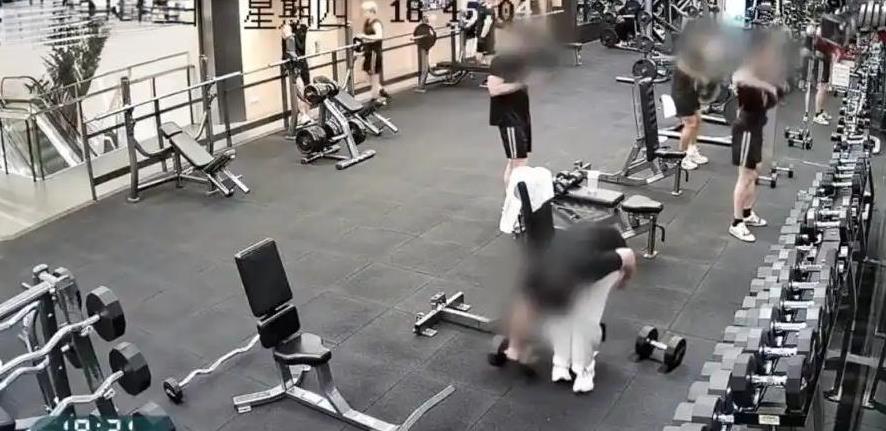 上海一男子为了偷东西，灵机一动办了15000元的高档健身会员卡，专门偷那些有钱人
