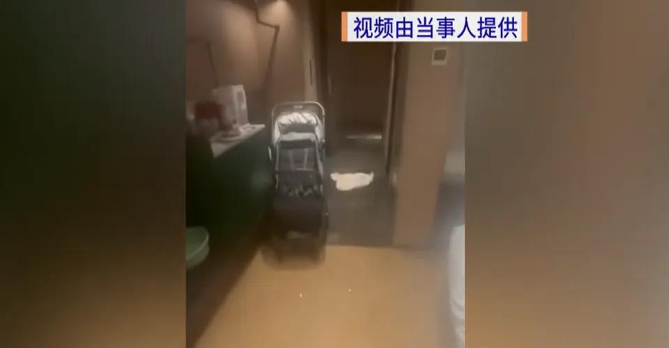 一家三口住酒店被困浴室四小时：一对夫妻给一岁娃洗澡，谁知浴室门锁突然卡死，没手机