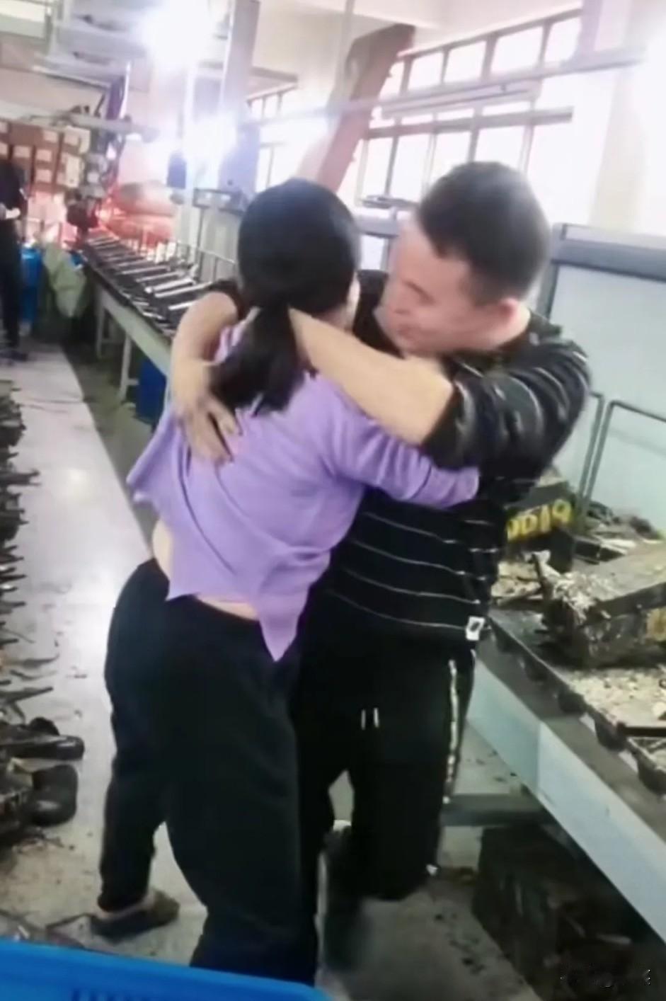 工地临时“夫妻”这话真是一点不假。瞧瞧这画面,实在辣眼睛,车间里人来人往的。他俩