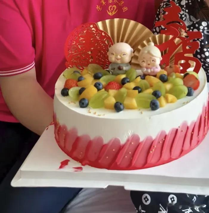 说一件扎心的事，今天在养老院遇到一名30多岁女护工，满脸憔悴，看起来就像五六十岁