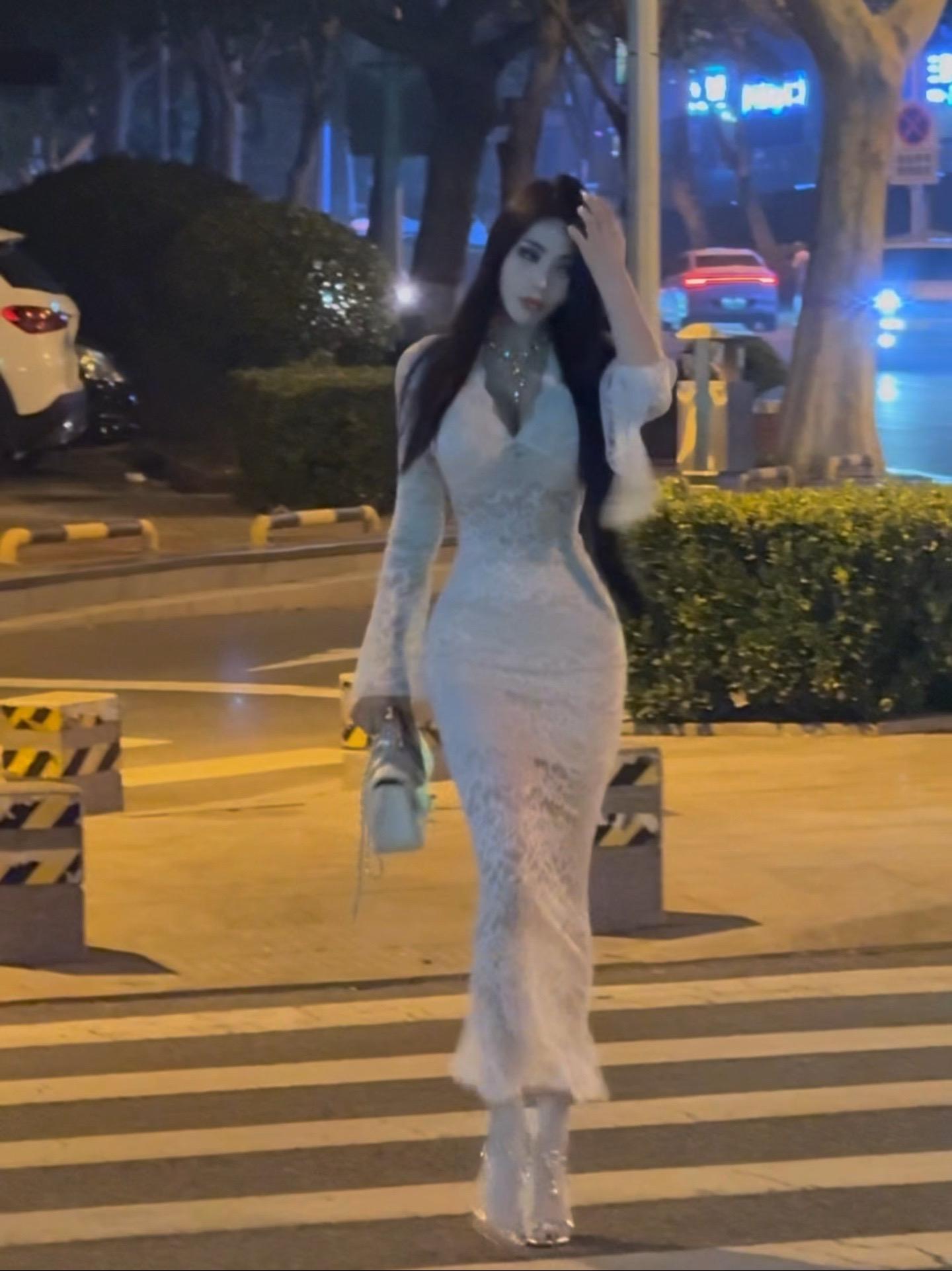 我坐在那里 就已经为这场约会买单了