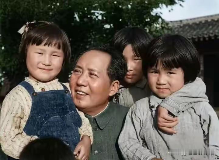 这张上色修复的延安纪实照片格外动人，毛主席坐在树下，身边围着李讷和根据地的小朋友
