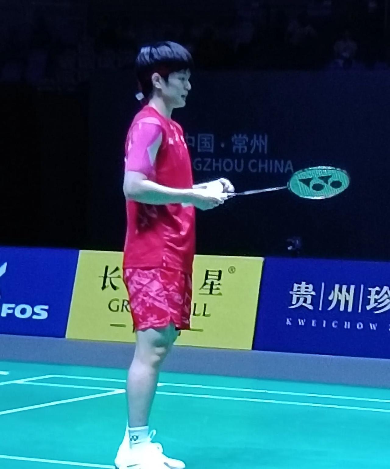 王祉怡2:0击败山口茜，晋级决赛。第一局开局，王祉怡有些慢热，失误较多2:7落
