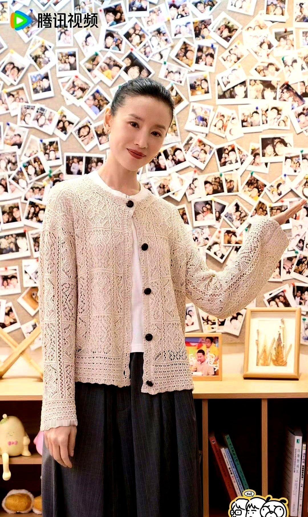 董洁上节目，没滤镜没修图，脸一出来，全网安静了。不是美得炸裂，是越看越顺眼，越