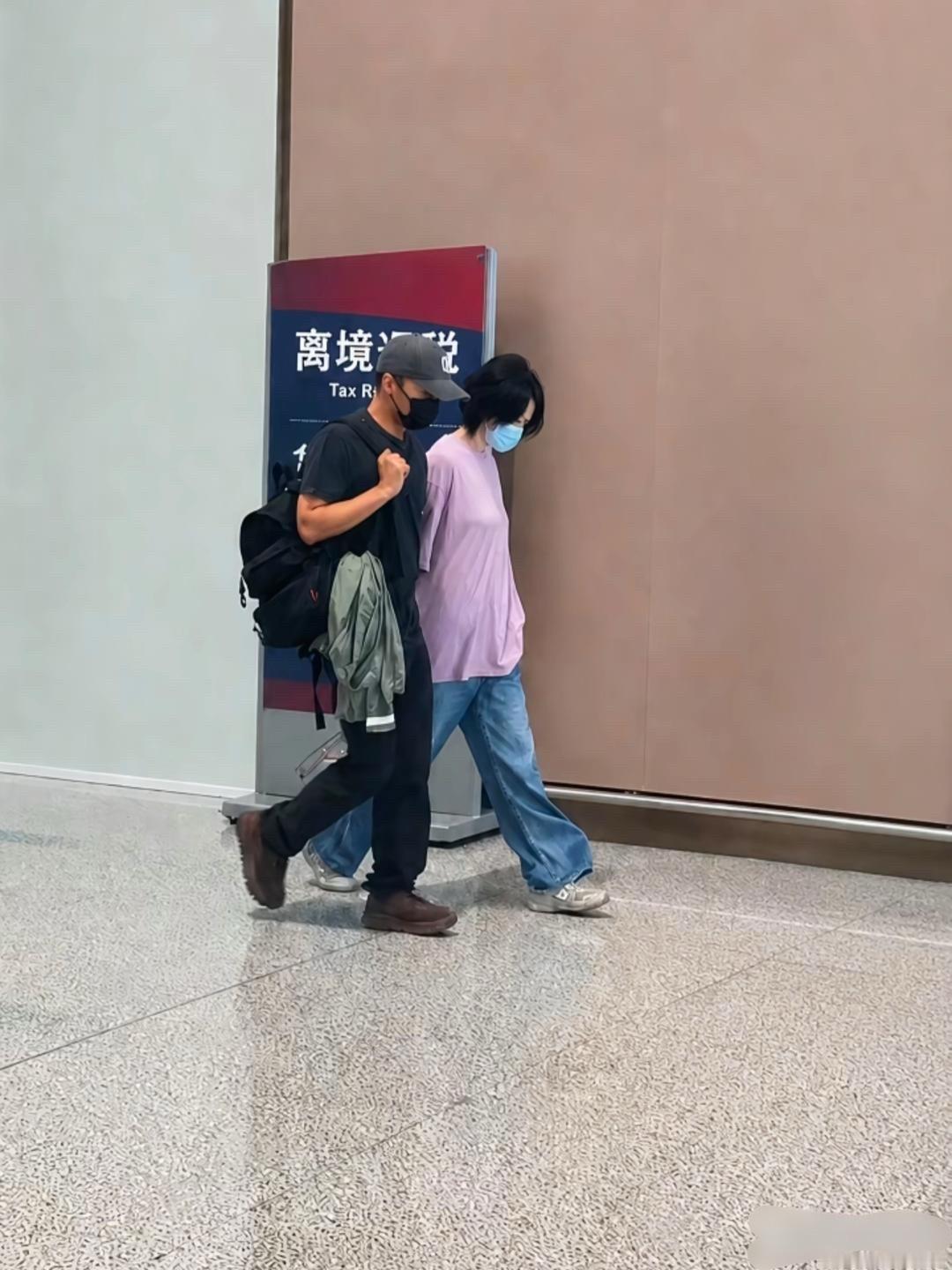 王菲谢霆锋西安机场十指紧扣