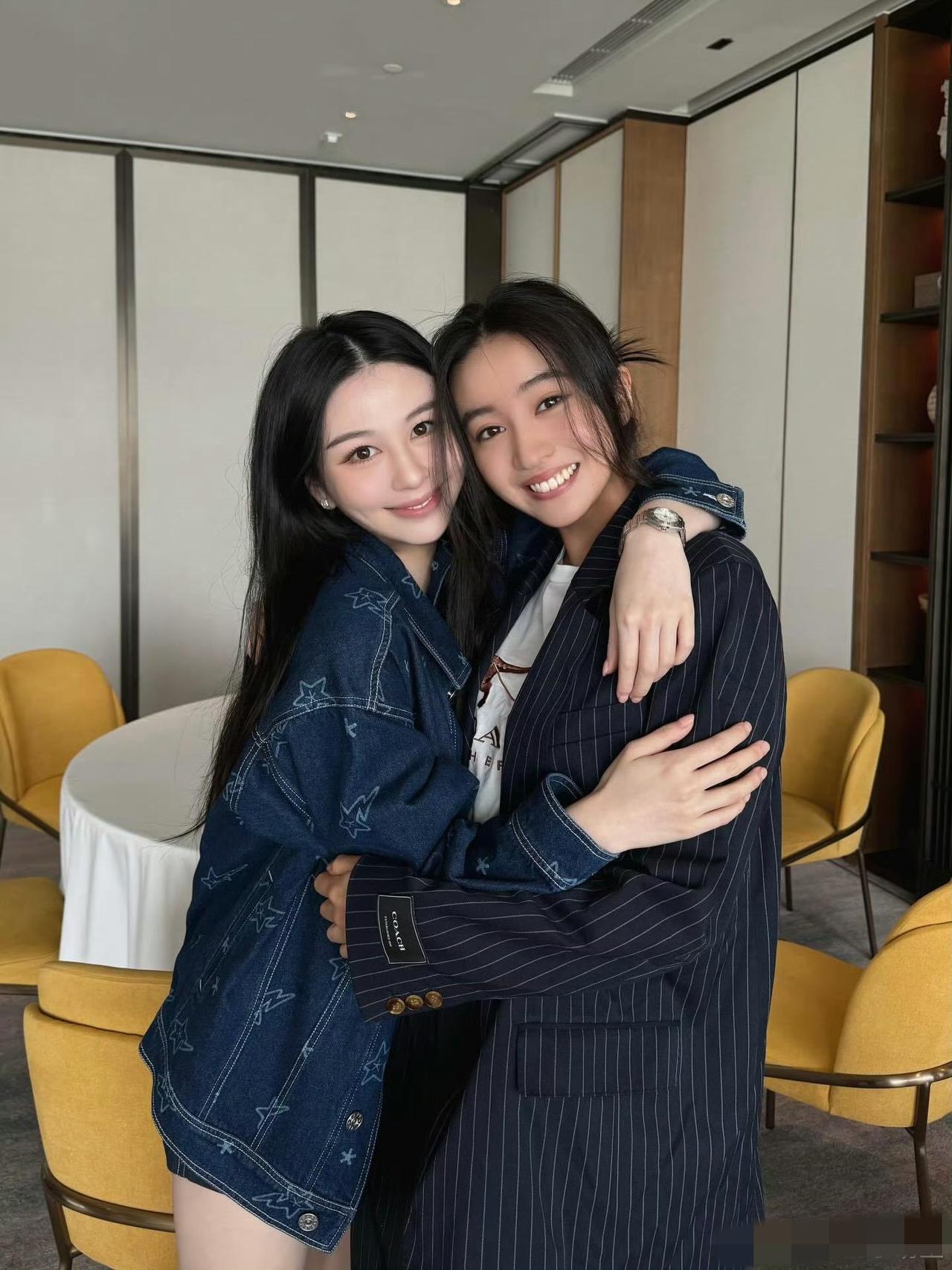 邱淑贞携女沈月与工藤静香母女木村光希惊喜同框，四位佳人气质出众，画面赏心悦目。