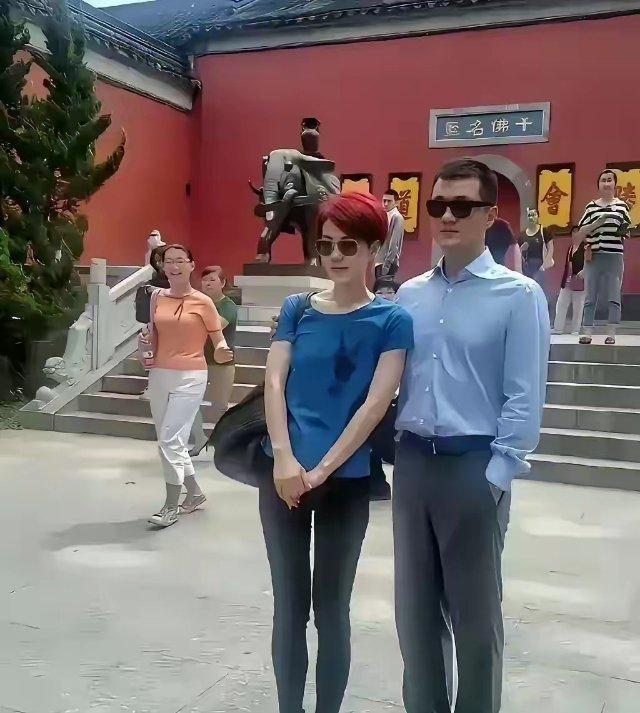 早年王菲跟李亚鹏在寺庙前合影，这应该是他俩最虔诚的穿搭了！