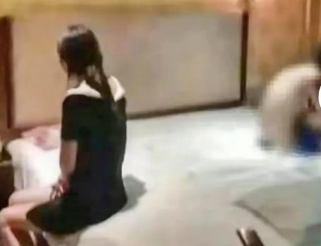 广西，一女子喝醉酒，男友担心她安全，便与她视频，岂料，却意外看到一全身赤裸男子刚