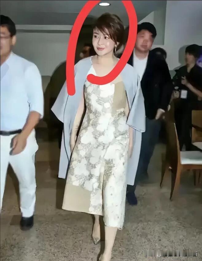 想不到60多岁的她，气质还这么好，走路都带着一阵风，皮肤白皙，走在商场里是一道耀