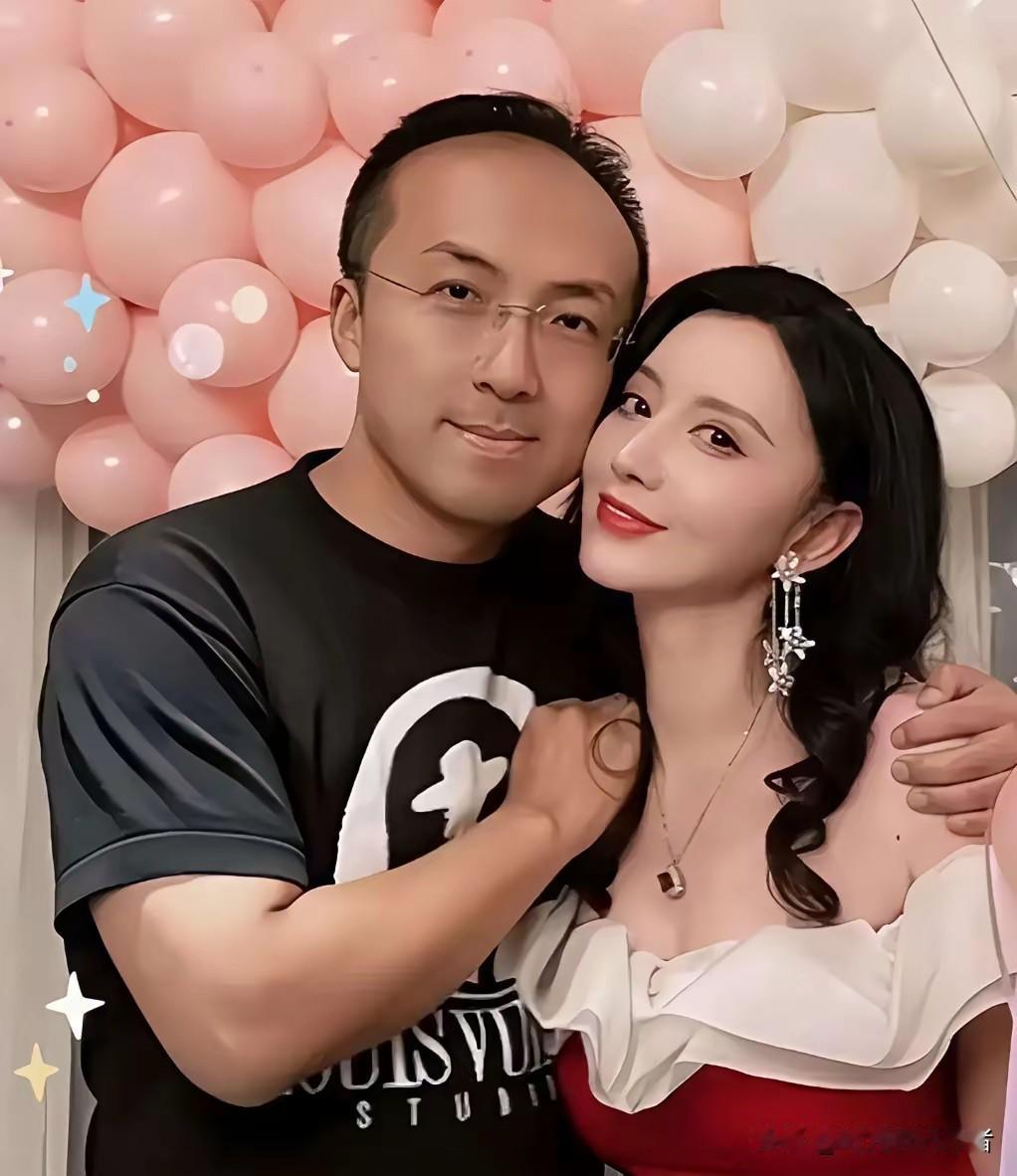 张萌的老公一定有过人之处，张萌的老公是吕超。吕超是耀客传媒的老板，怪不得张萌如今