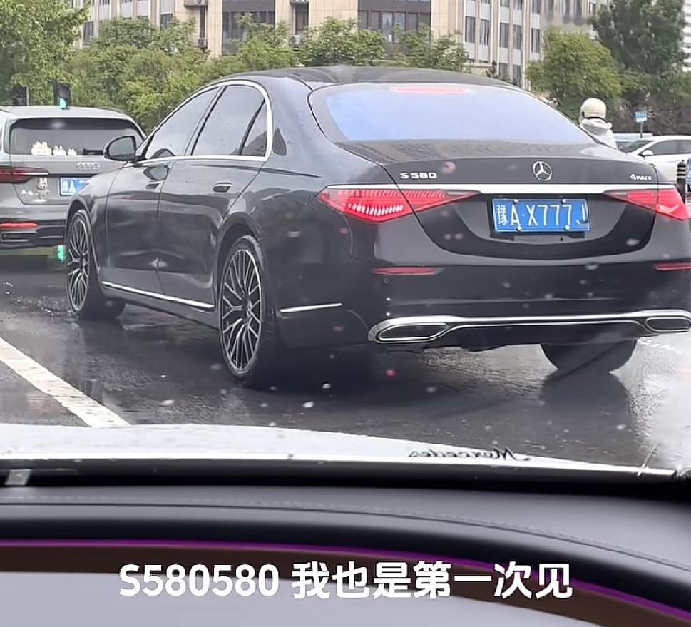 一位网友在郑州CBD街边偶遇了豫AS580，当时盯着车牌愣了三秒，才反应过来这