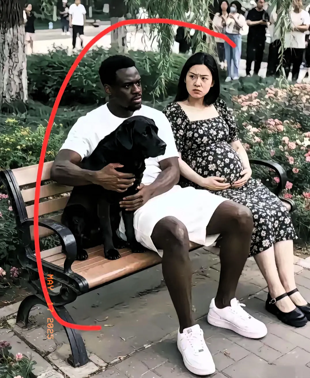 黑人浪漫吗？女子怀孕后黑男友冷淡对待她，只顾抱着狗在家里闷头睡觉，完全不顾女子