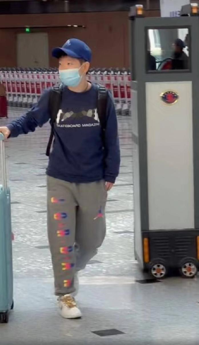 哈哈，宝子们快瞅！这真的是孙颖莎不是哪个小朋友吧！21年的时候，她戴着口罩，脑