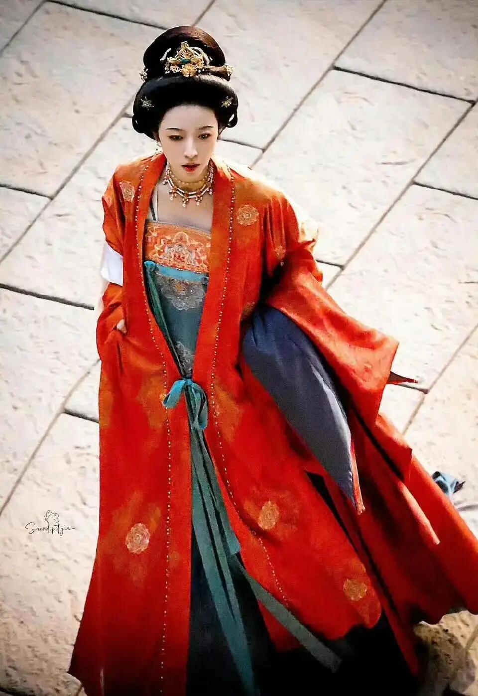 《太平年》刚开播就炸了！开篇直接拍五代十国“人相食”。53年换十几位皇帝的乱