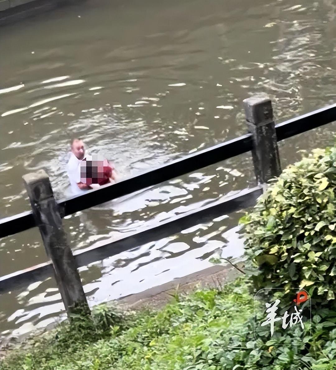 广州荔湾区，一60多岁的大爷看到河道中有女子落水挣扎，毫不犹豫就跳进河里营救落水