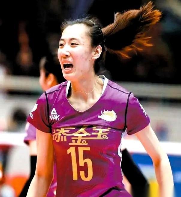 8个拦网！首秀就8个拦网！一场比赛啊，我的天。这不叫一战封神，这叫什么？看