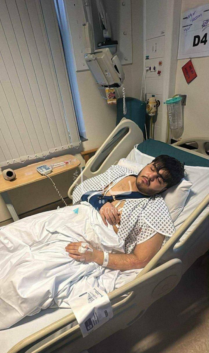 看看这个受伤的人，他就是英国的库尔德移民。他在英国参加库尔德人举行抗议朱拉尼的活