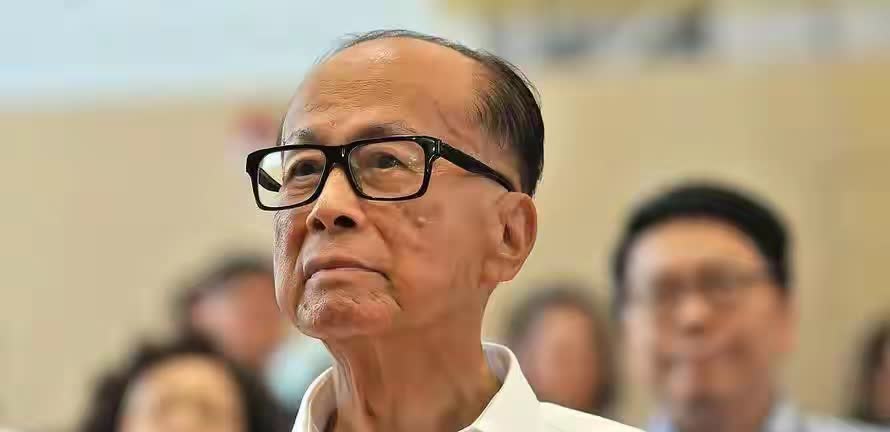 李嘉诚出售港口一事将受到审查，外交部对此进行了回应。李嘉诚这场卖港口的闹剧，