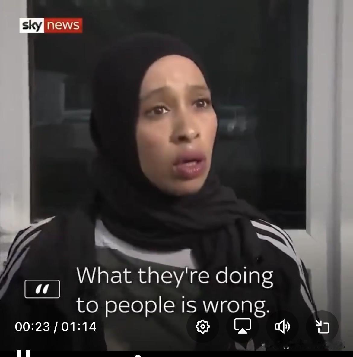 一位穆斯林妇女非常愤怒，因为英国政府暂时将她和4个孩子安置在一个集装箱改造的房