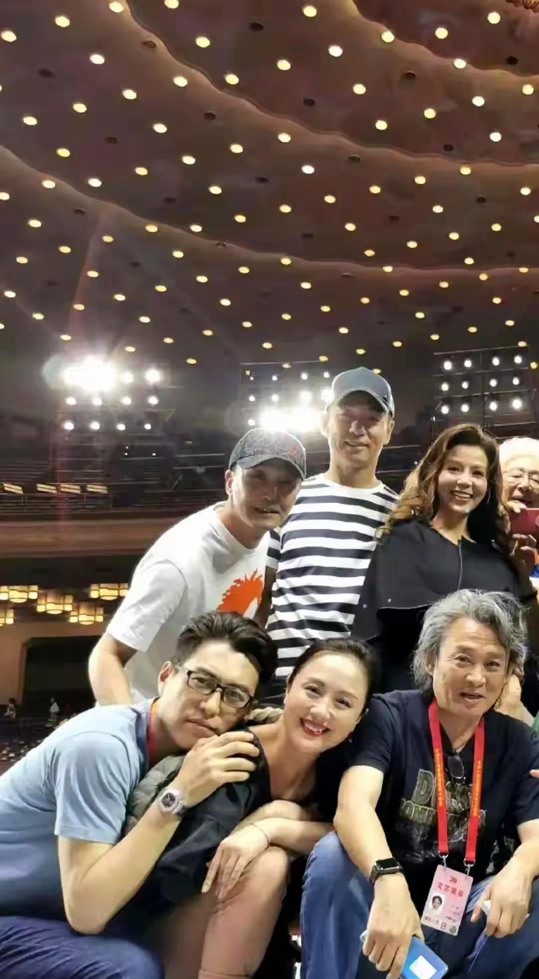 朱媛媛和靳东亲密照曝光，两人真是放得开，靳东趴在她肩上，朱媛媛一点没有扭捏，反而