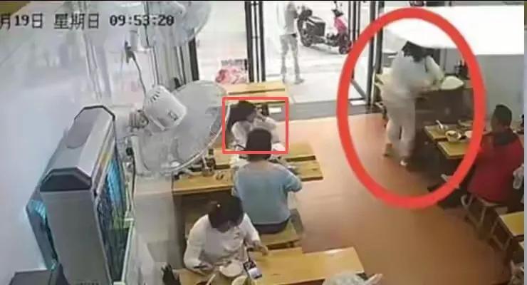 杭州女子吃面扣头事件，后续来了！两父子追着打！这女子胆子也是无敌的大，一个女人