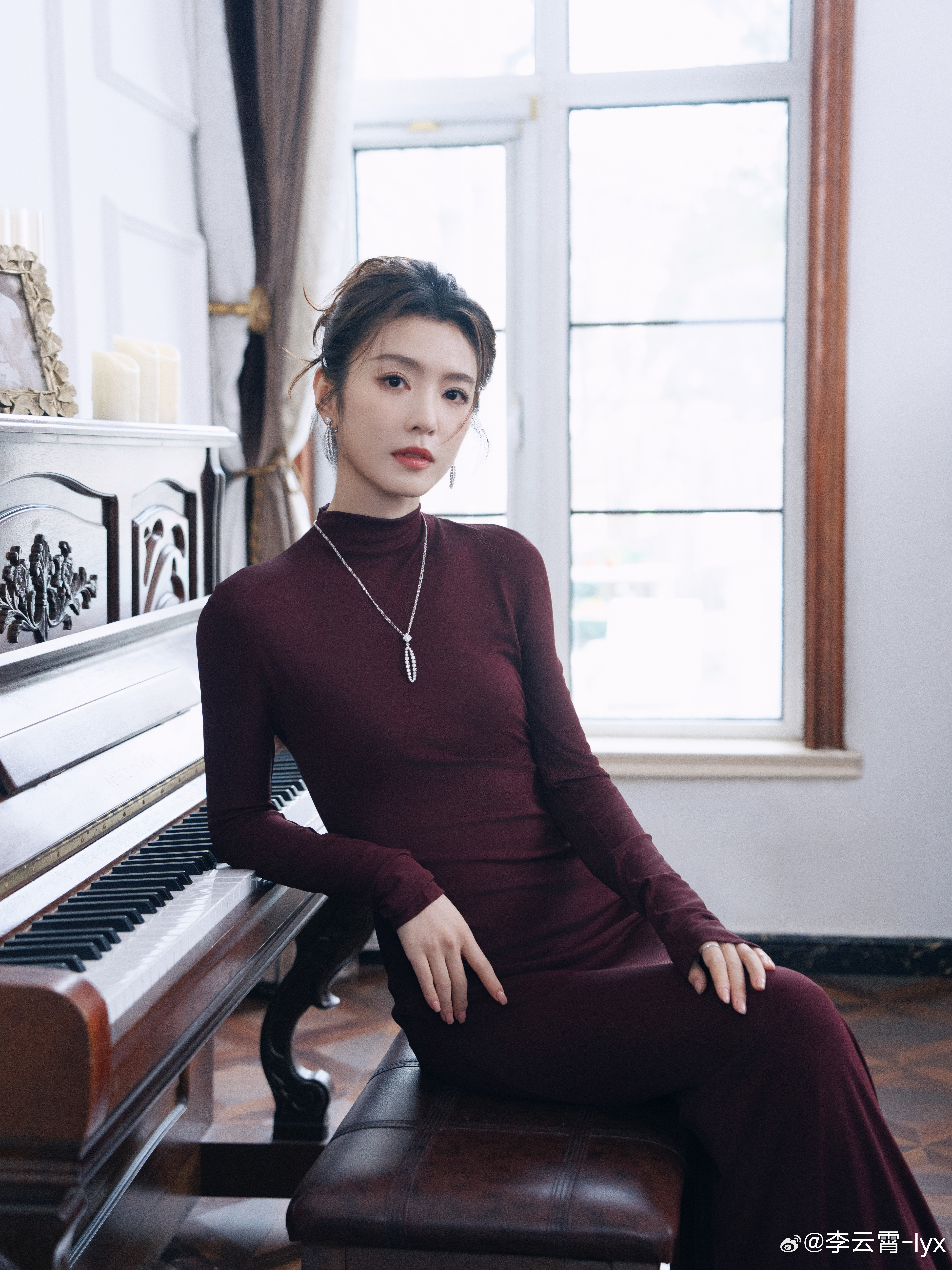 李云霄造型反差感李云霄气质李云霄这套酒红色长裙造型也好美，骨子里透着温柔矜贵的气