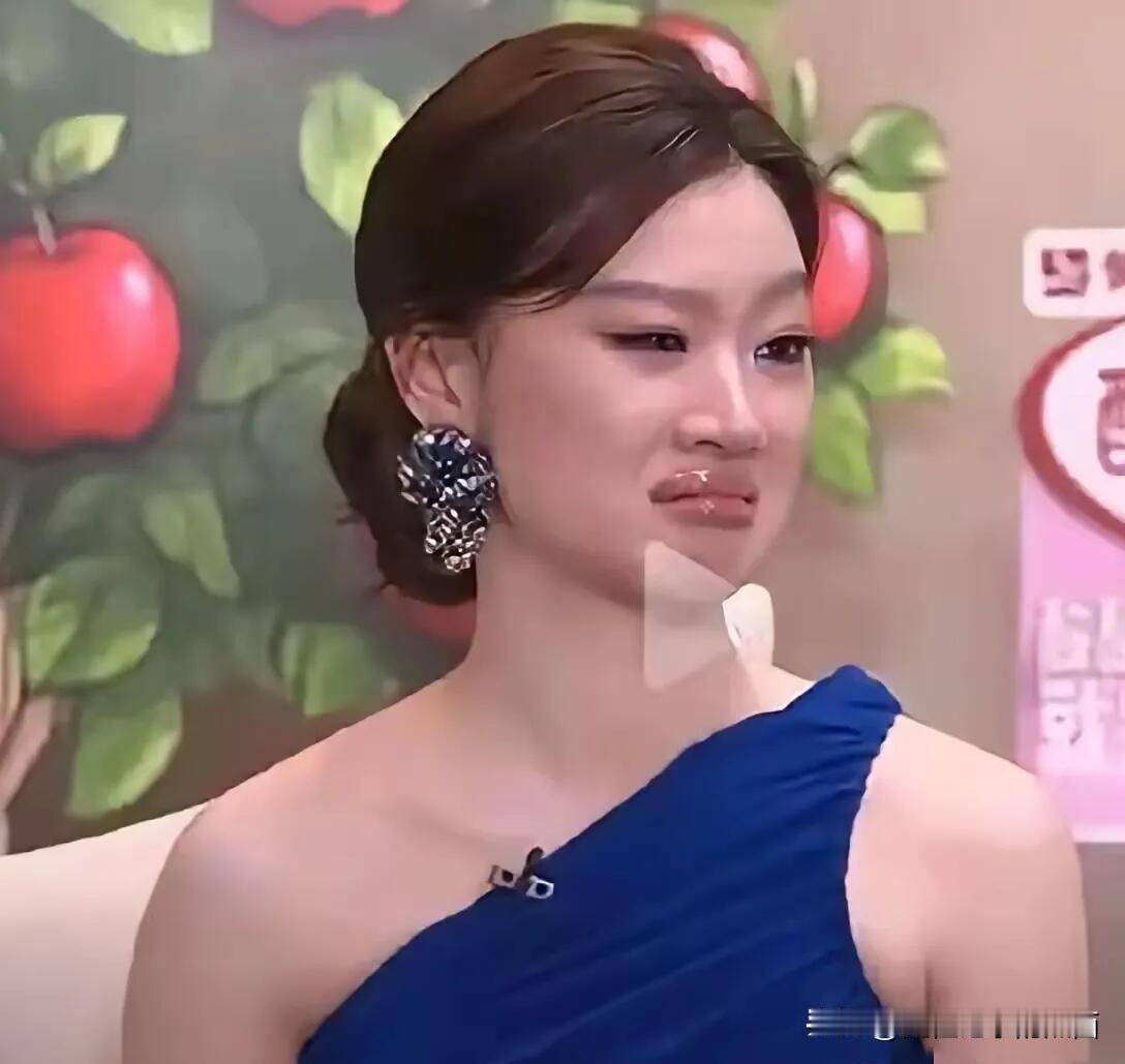 她明明长的很清纯，为什么偏要整这一种浓妆艳抹的妆造，厚厚的嘴唇上这样涂抹着完全不