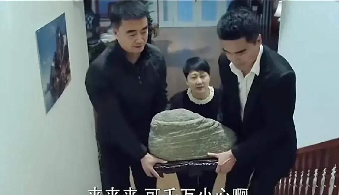 抬石头这个细节就够普通人学很久了。祁同伟带着程度去给高育良抬靠山石，很细节的是