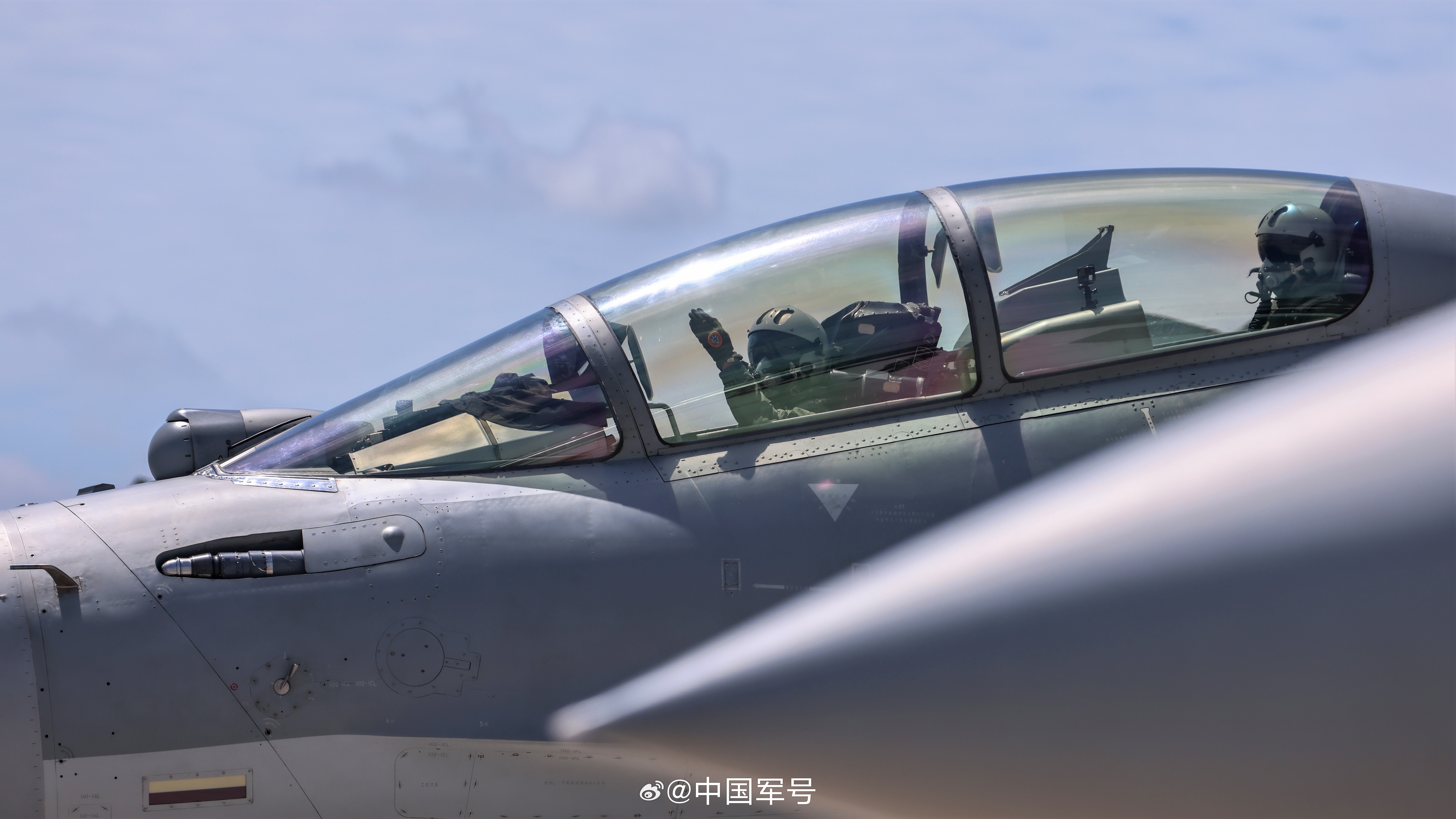 【战鹰呼啸！空军歼16战机高强度飞行训练】近日，南部战区空军某部开展昼间飞行训练