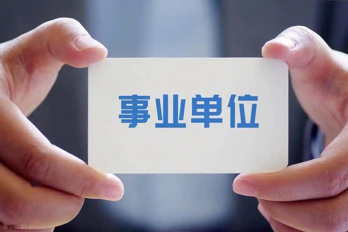 以前大家印象里的官太太，都是全职家庭主妇，在家喝茶追剧、照顾家庭，不用上班赚钱。