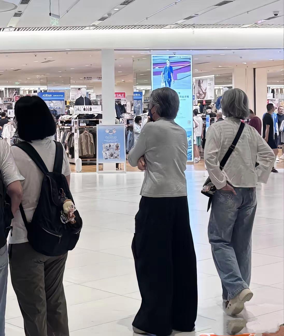 天后叶倩文和巨肥林子祥夫妻俩现身北京昌平区一商场购物，夫妻俩都是花白头发，依着简