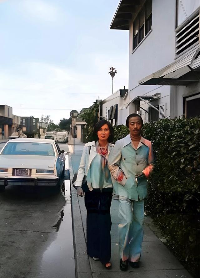 这是当年飞扬跋扈的南越总理阮高祺与妻子滕雪梅逃亡美国后在大街上散步。此时，阮高祺